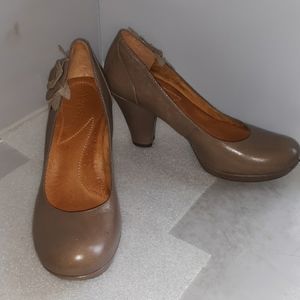 Naya Bakula Taupe Leather Flower Heels 7M